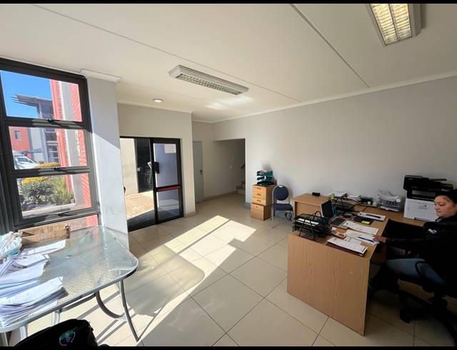 302M² WAREHOUSE TO LET IN STIKLAND INDUSTRIAL
